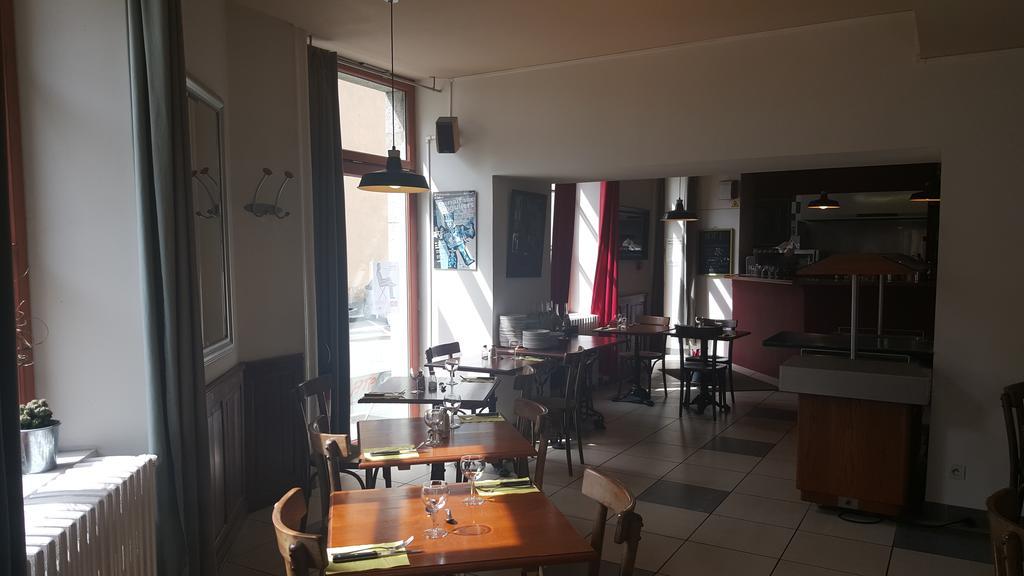 Au Pigeon Blanc Hotell Andouillé Exteriör bild