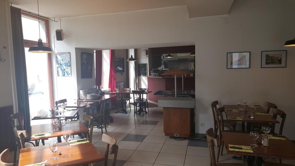 Au Pigeon Blanc Hotell Andouillé Exteriör bild