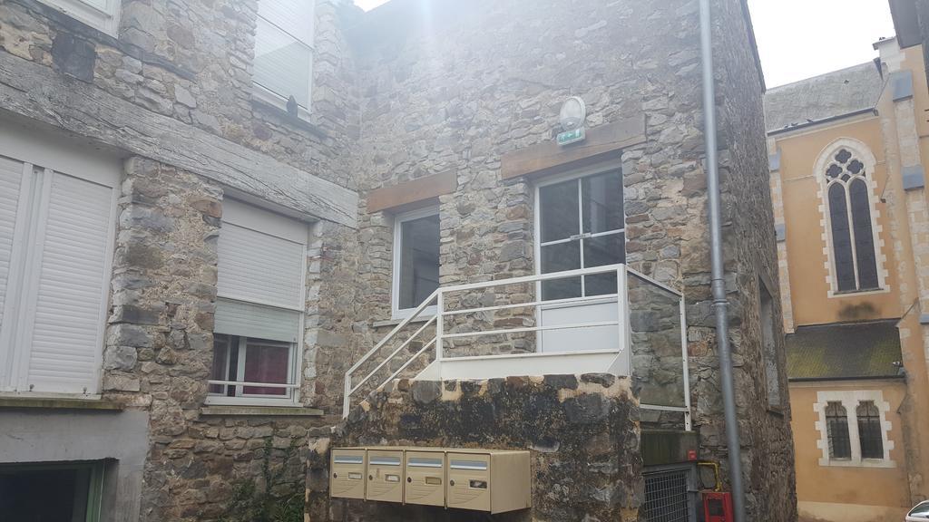 Au Pigeon Blanc Hotell Andouillé Exteriör bild
